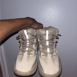 Yezzy boots dessert size 10 lightly worn has box but the box is beat